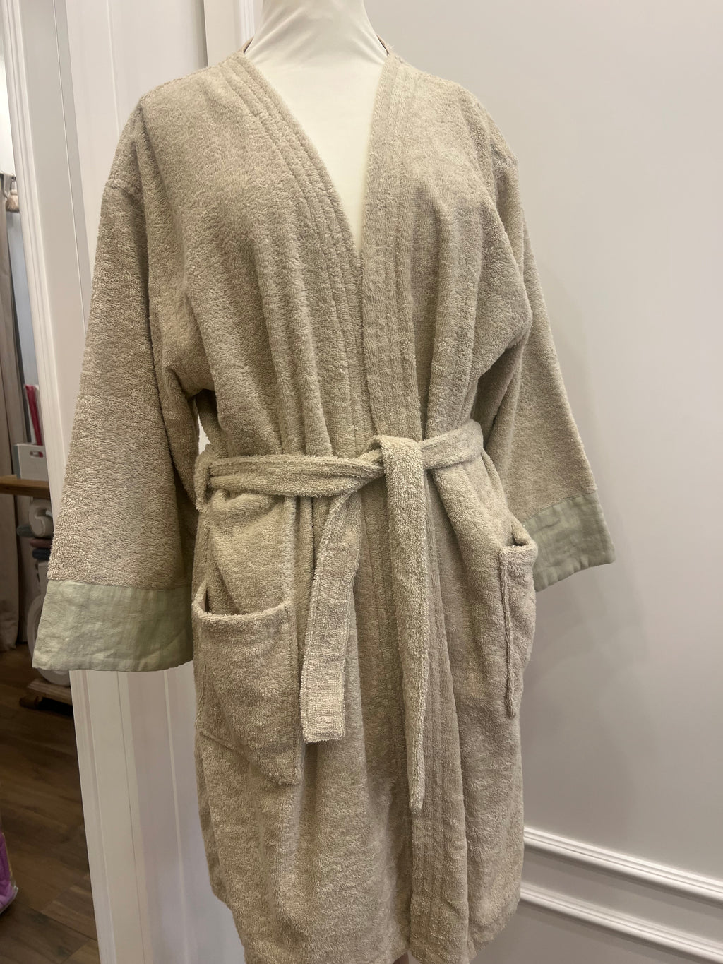 Accappatoio corto donna con fiori e lino