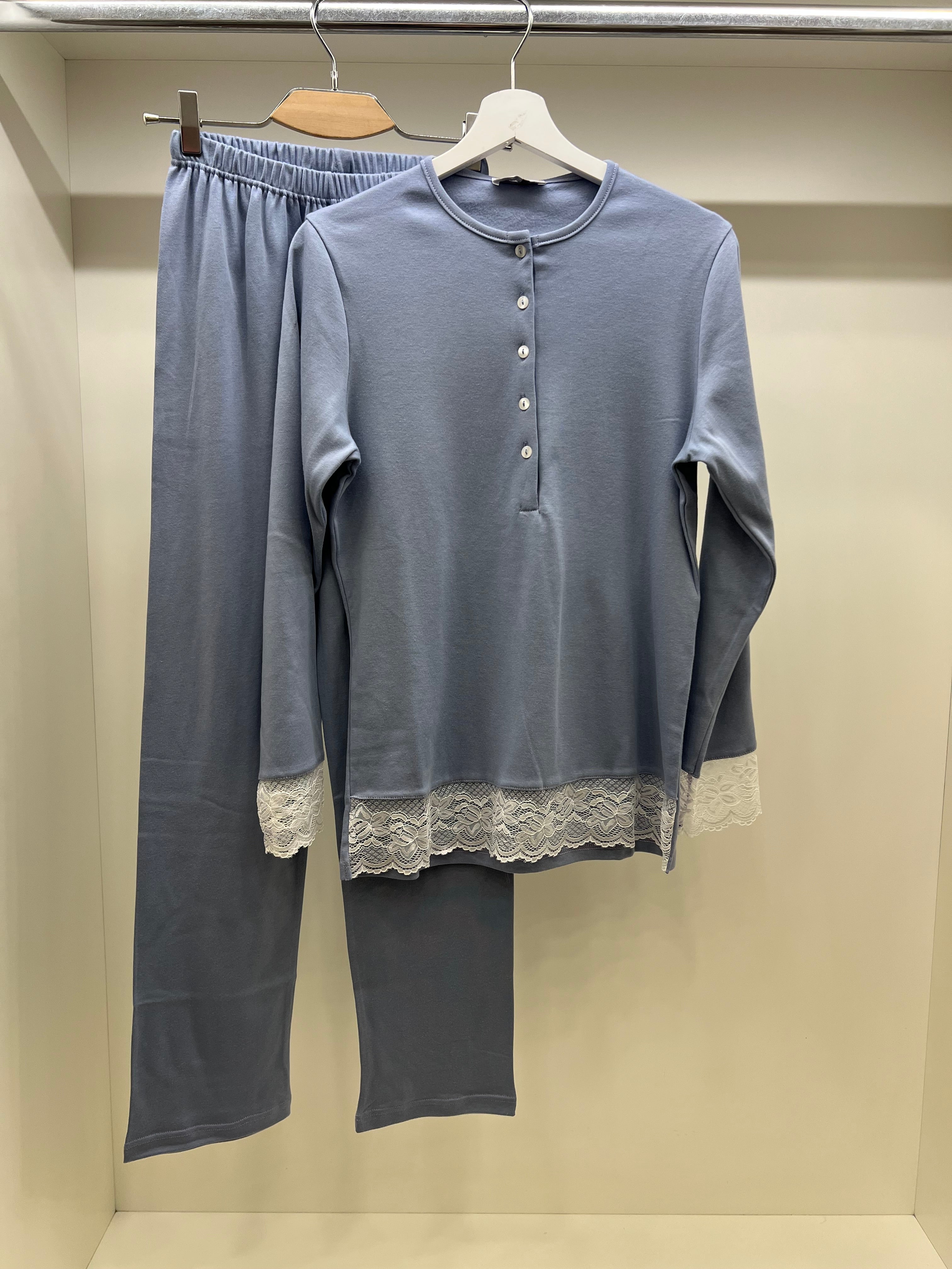 Pigiama con pizzo al fondo