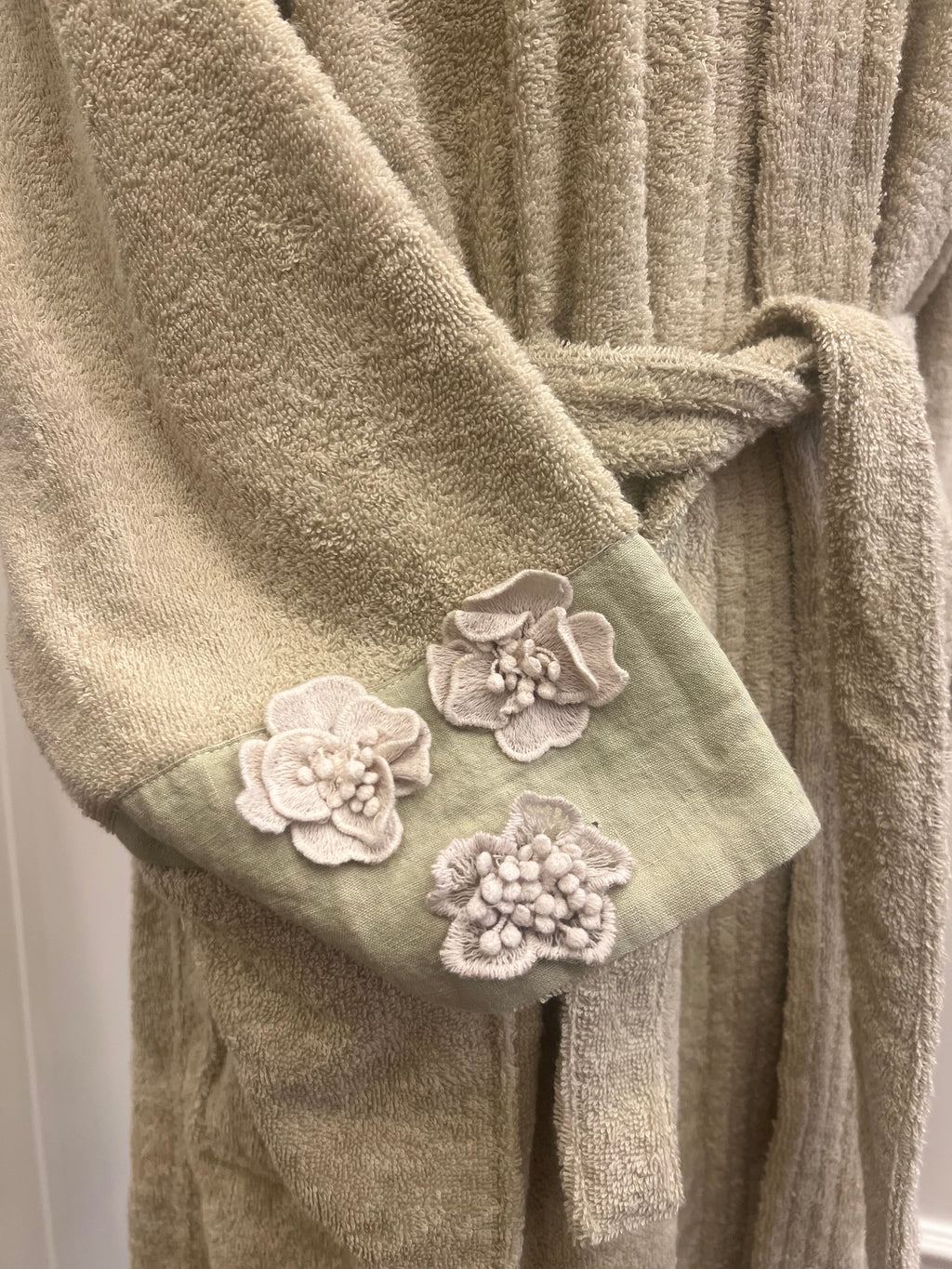 Accappatoio corto donna con fiori e lino