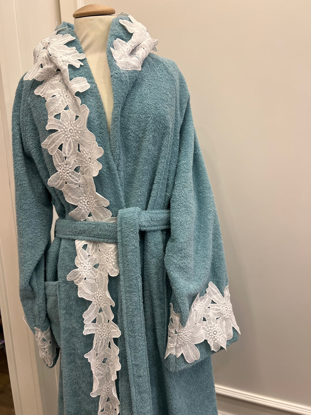 Accappatoio dono con pizzo applicato