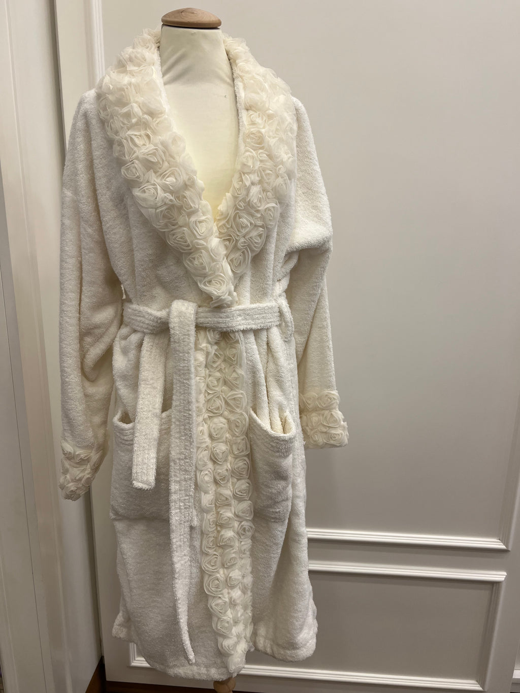 Accappatoio con collo sciallato ricamato
