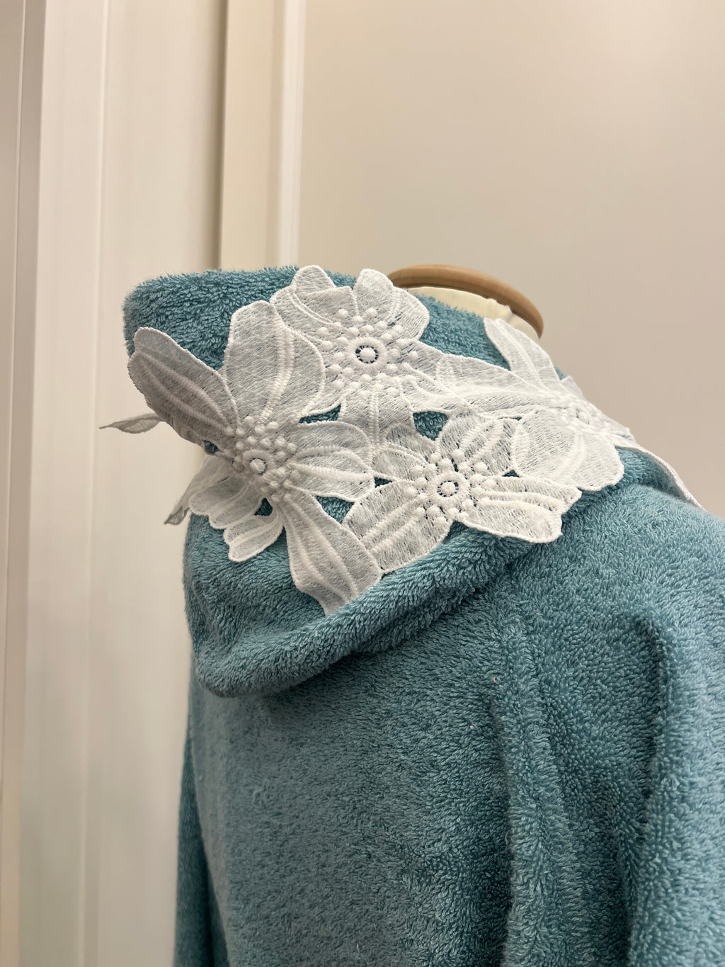 Accappatoio dono con pizzo applicato