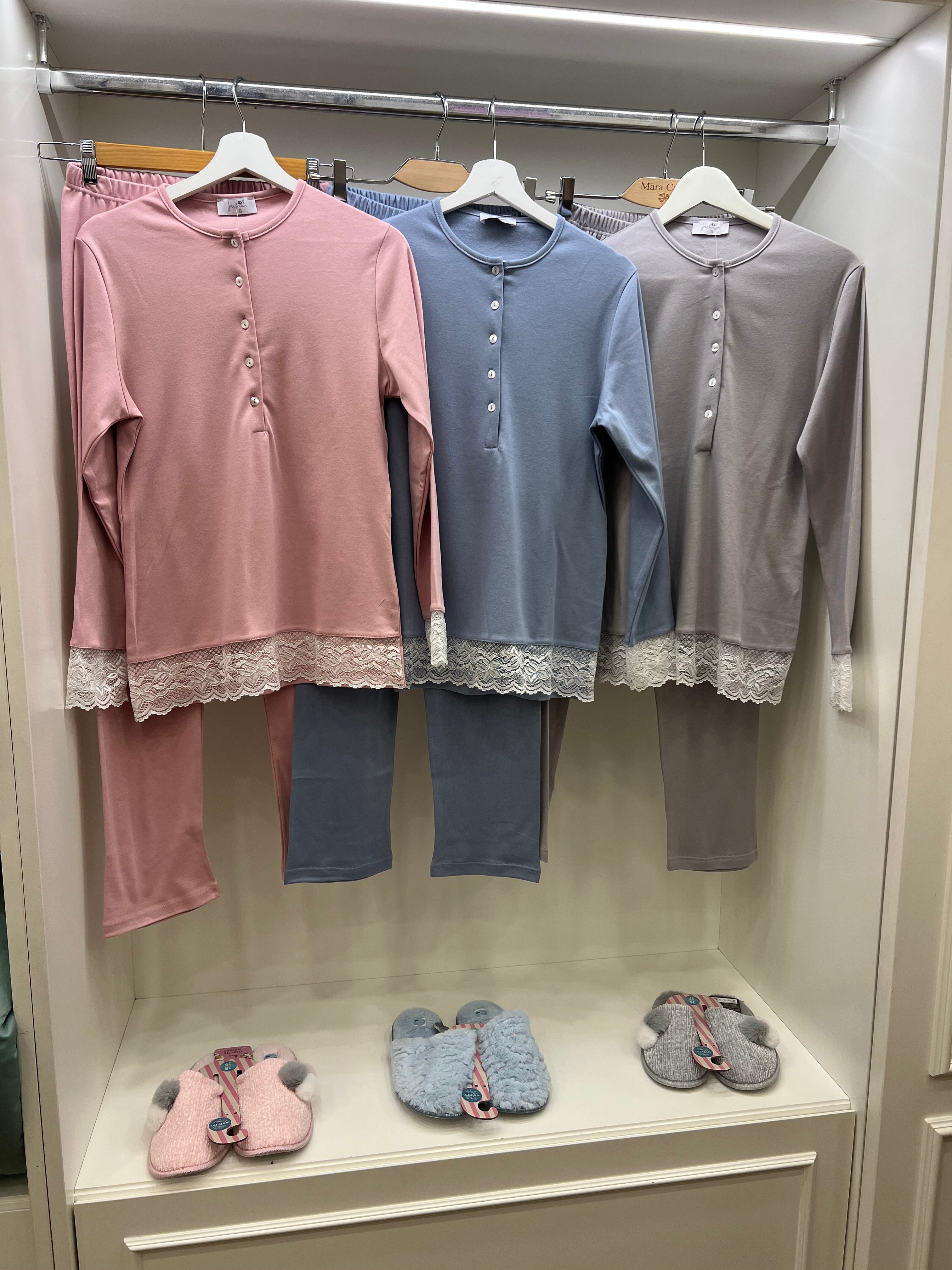 Pigiama con pizzo al fondo