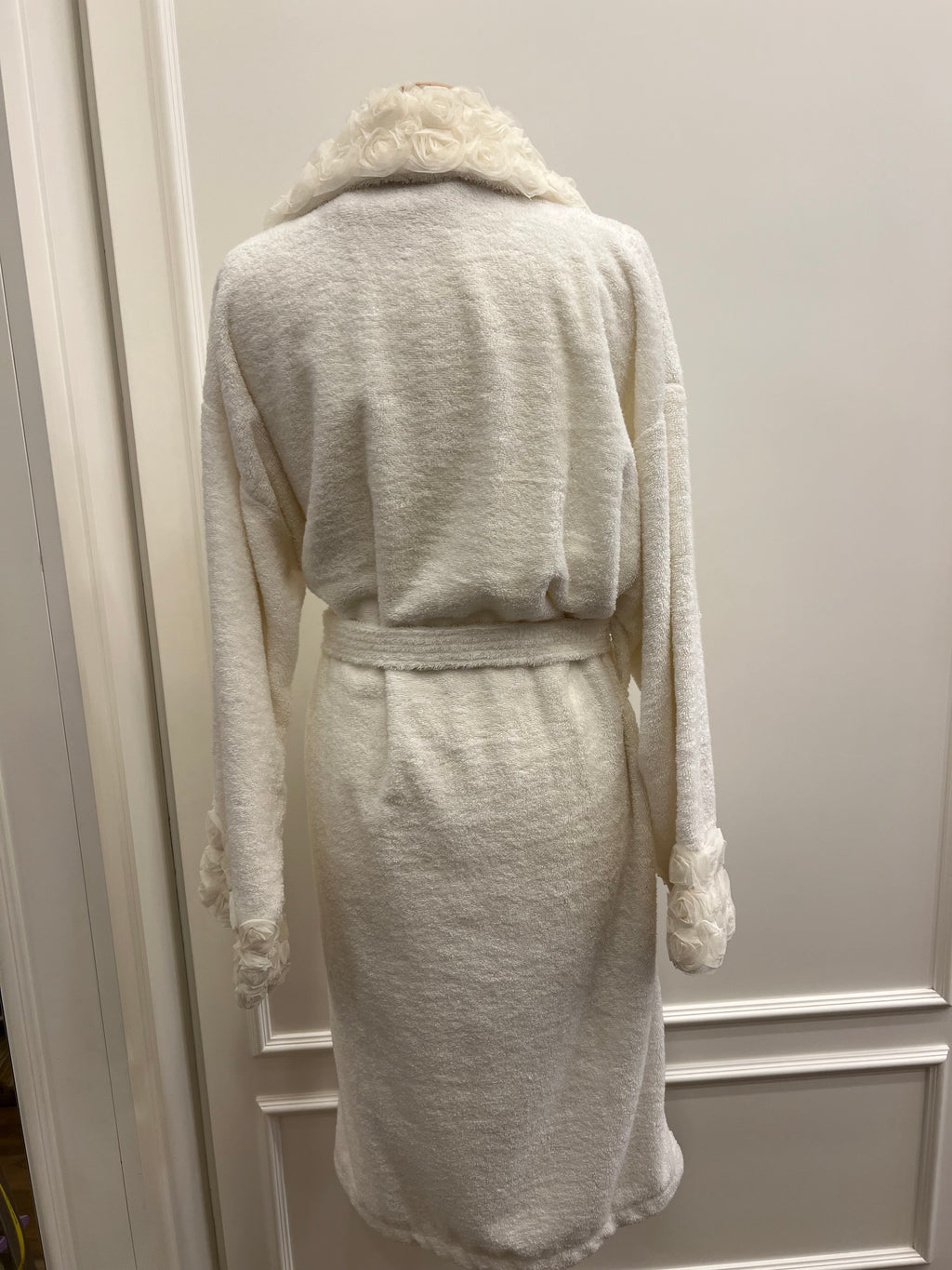 Accappatoio con collo sciallato ricamato