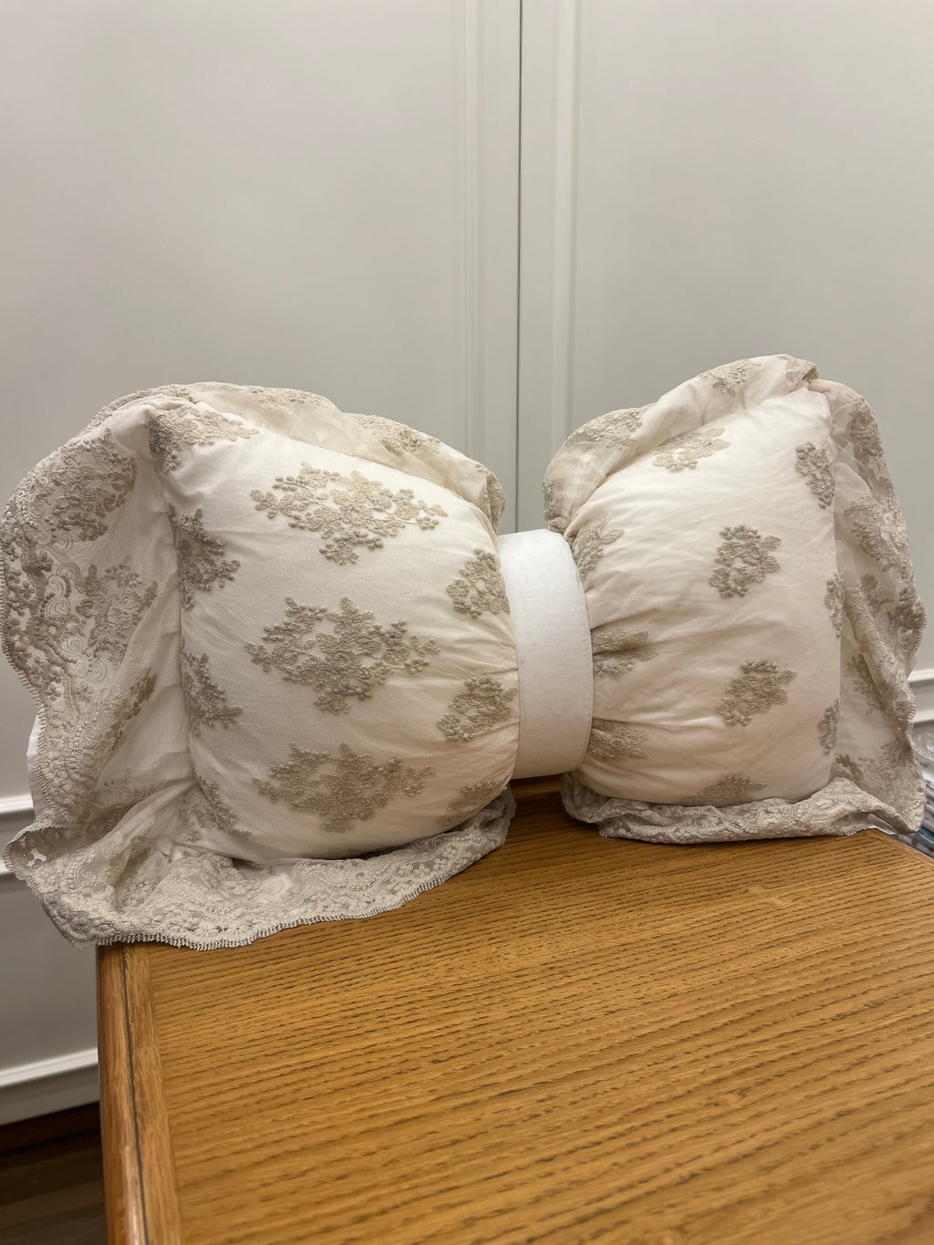 Cuscino a fiocco con pizzo