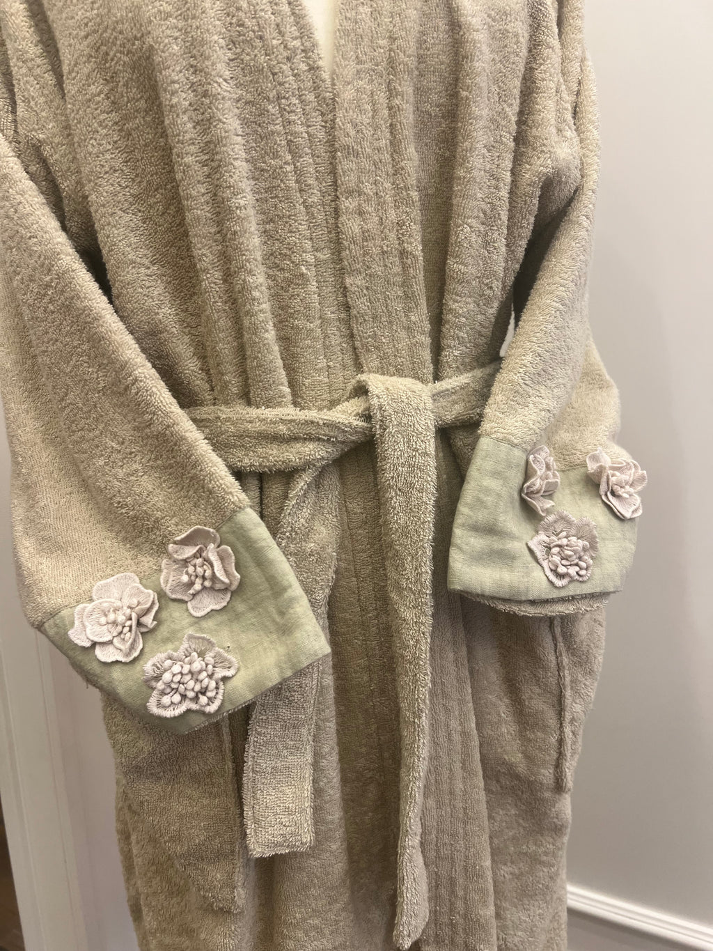 Accappatoio corto donna con fiori e lino