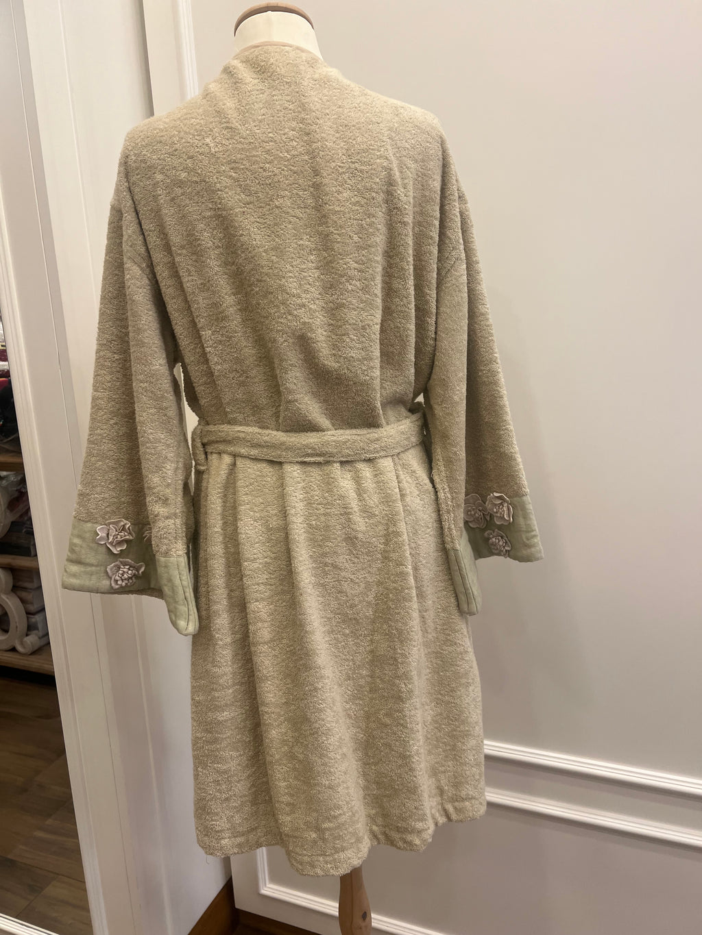 Accappatoio corto donna con fiori e lino