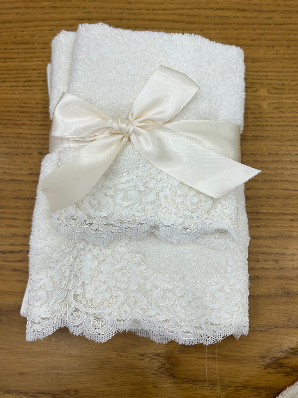Coppia asciugamani con pizzo rebrodè