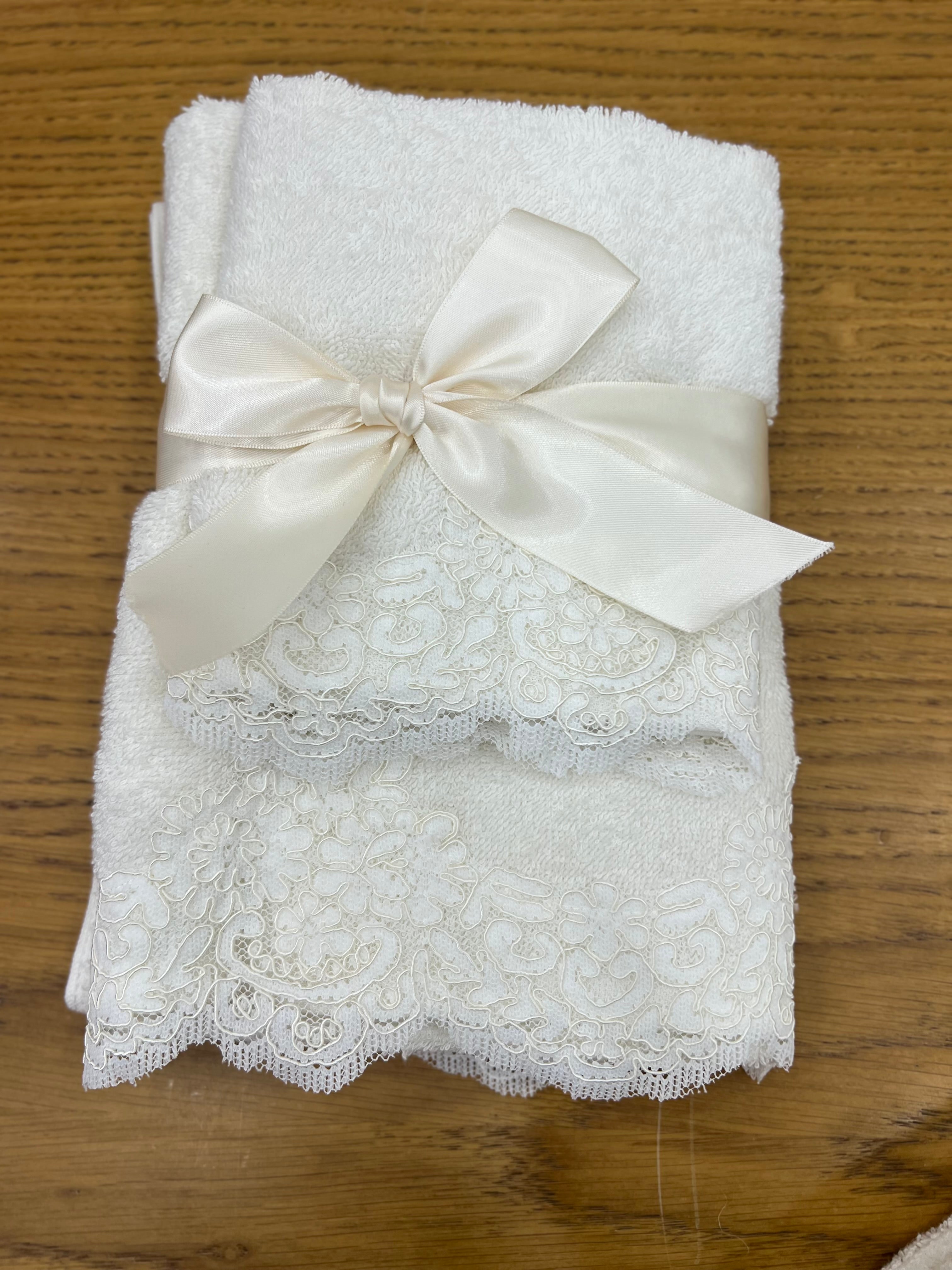 Coppia asciugamani con pizzo rebrodè