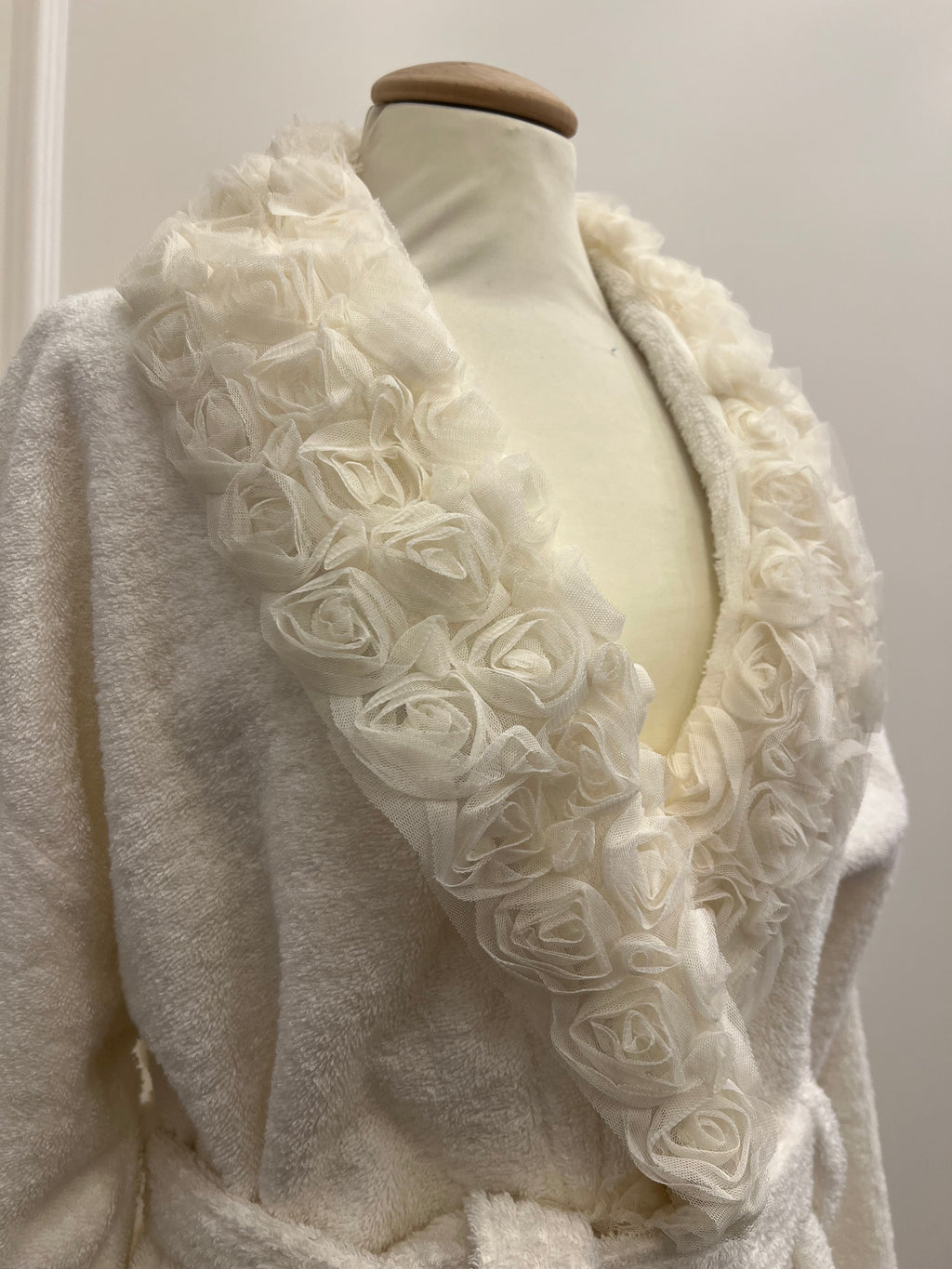 Accappatoio con collo sciallato ricamato