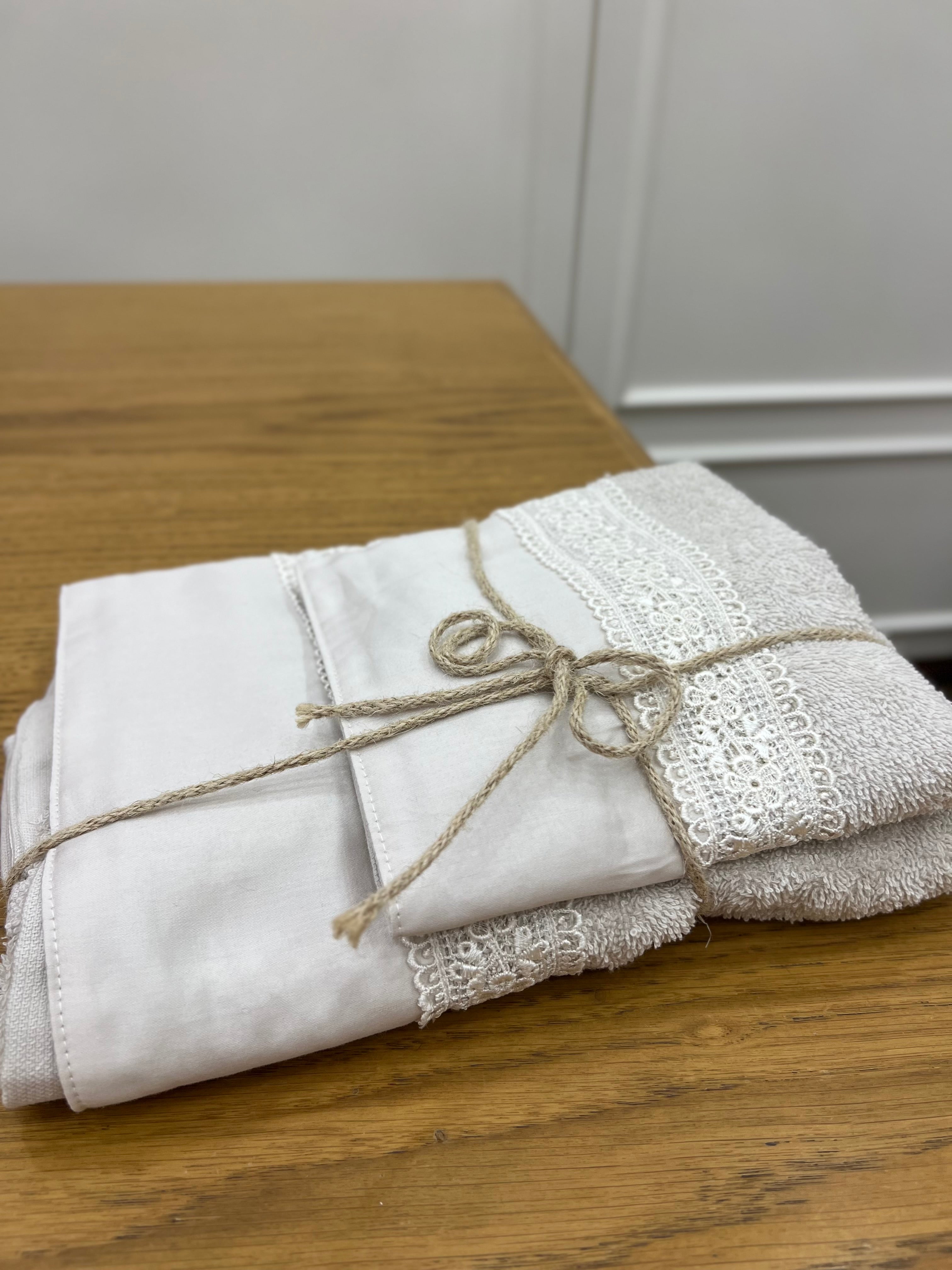 Set asciugamani bordo in raso e pizzo