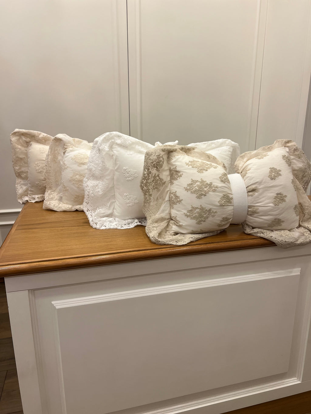 Cuscino a fiocco con pizzo