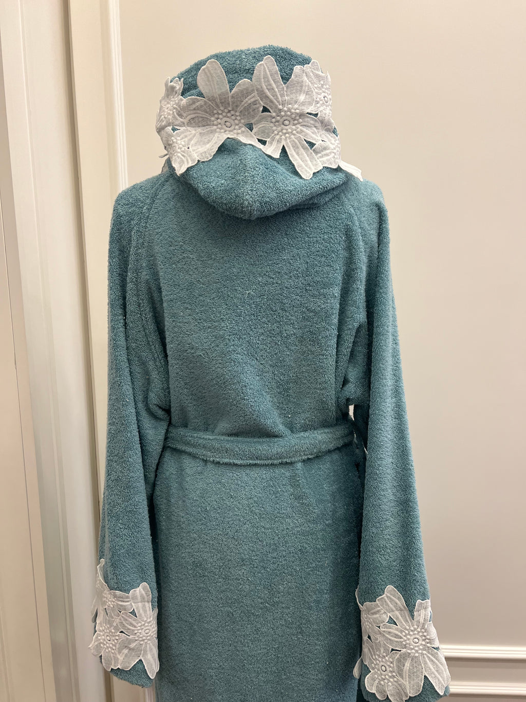 Accappatoio dono con pizzo applicato