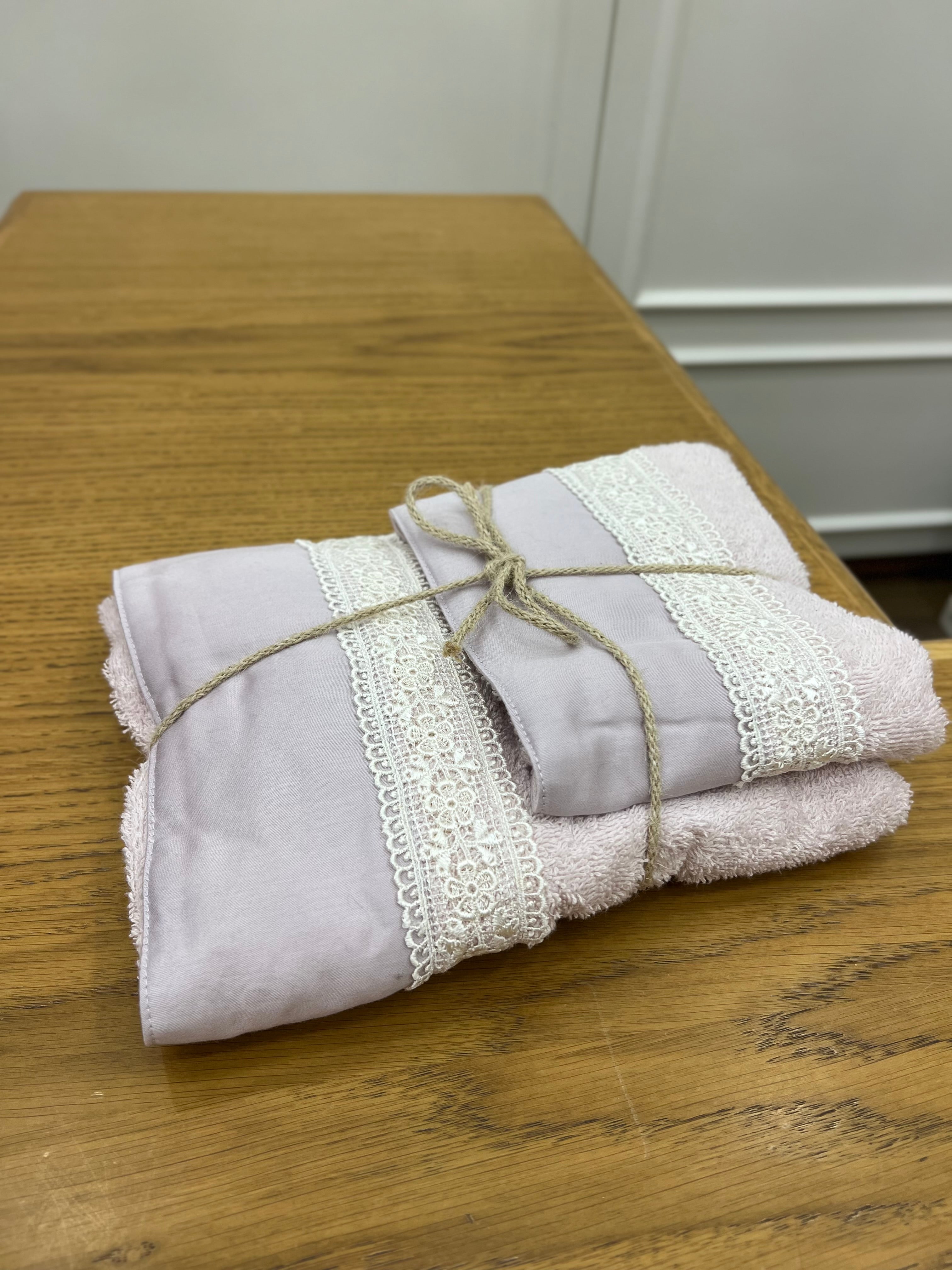 Set asciugamani bordo in raso e pizzo