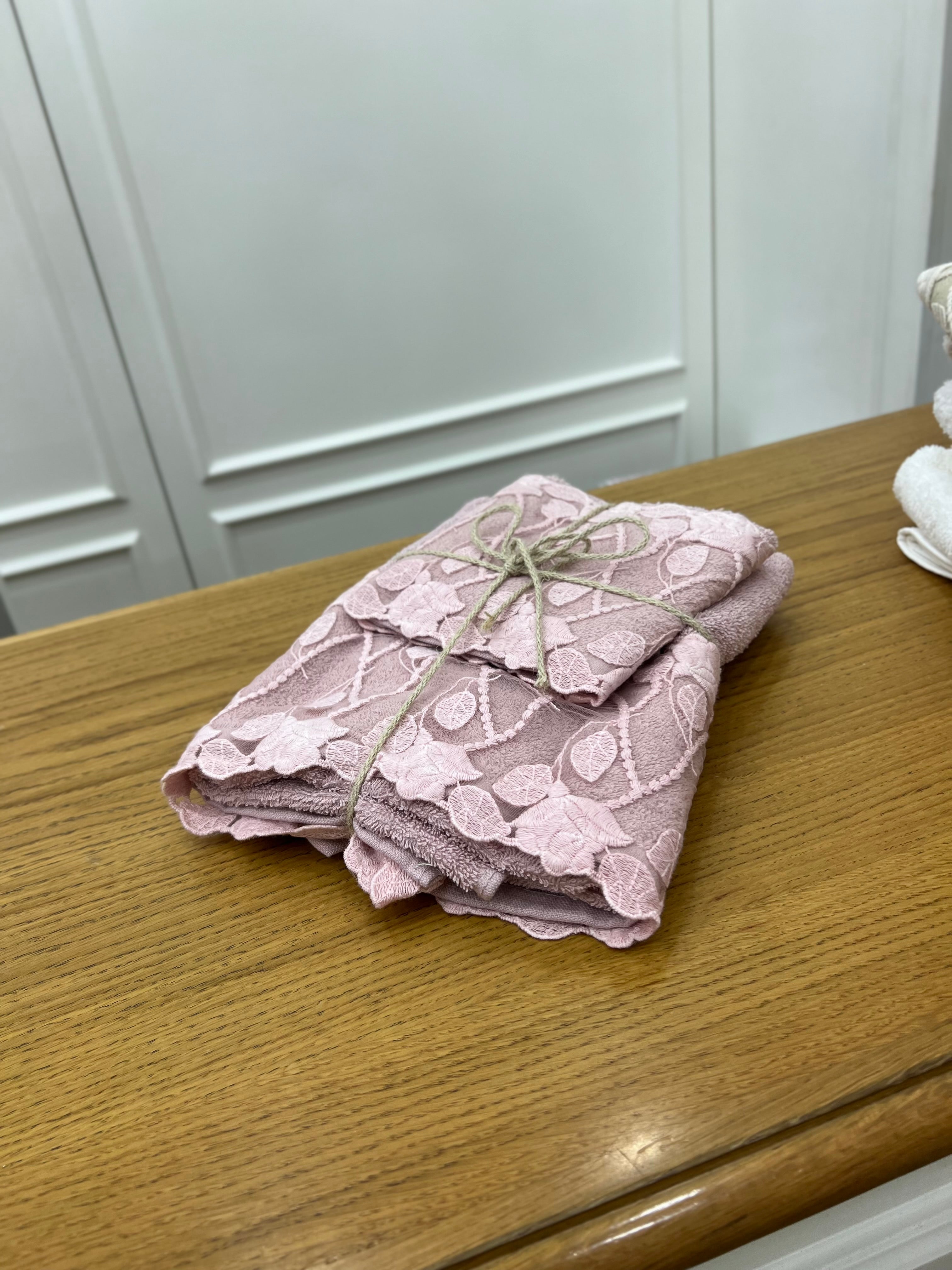 Coppia con pizzo a foglie