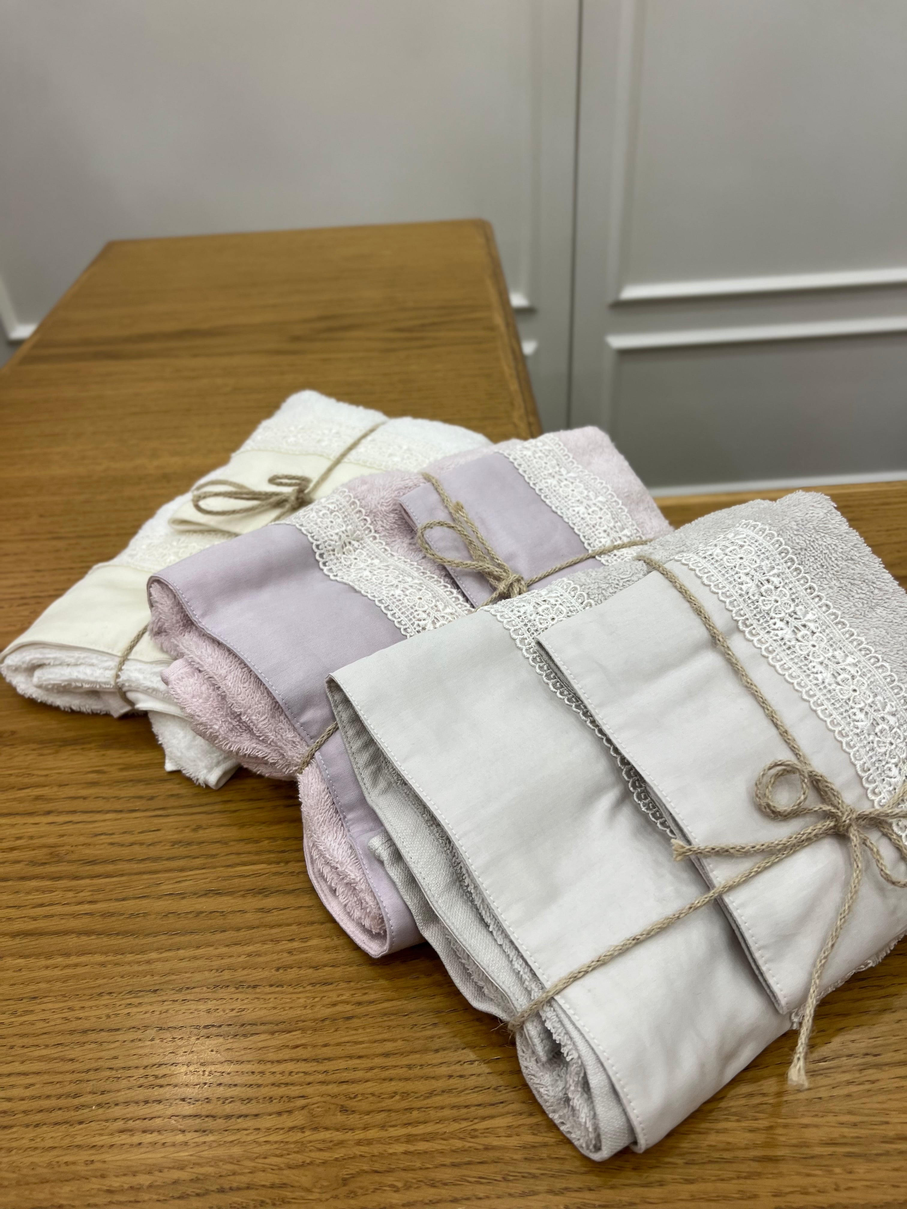 Set asciugamani bordo in raso e pizzo