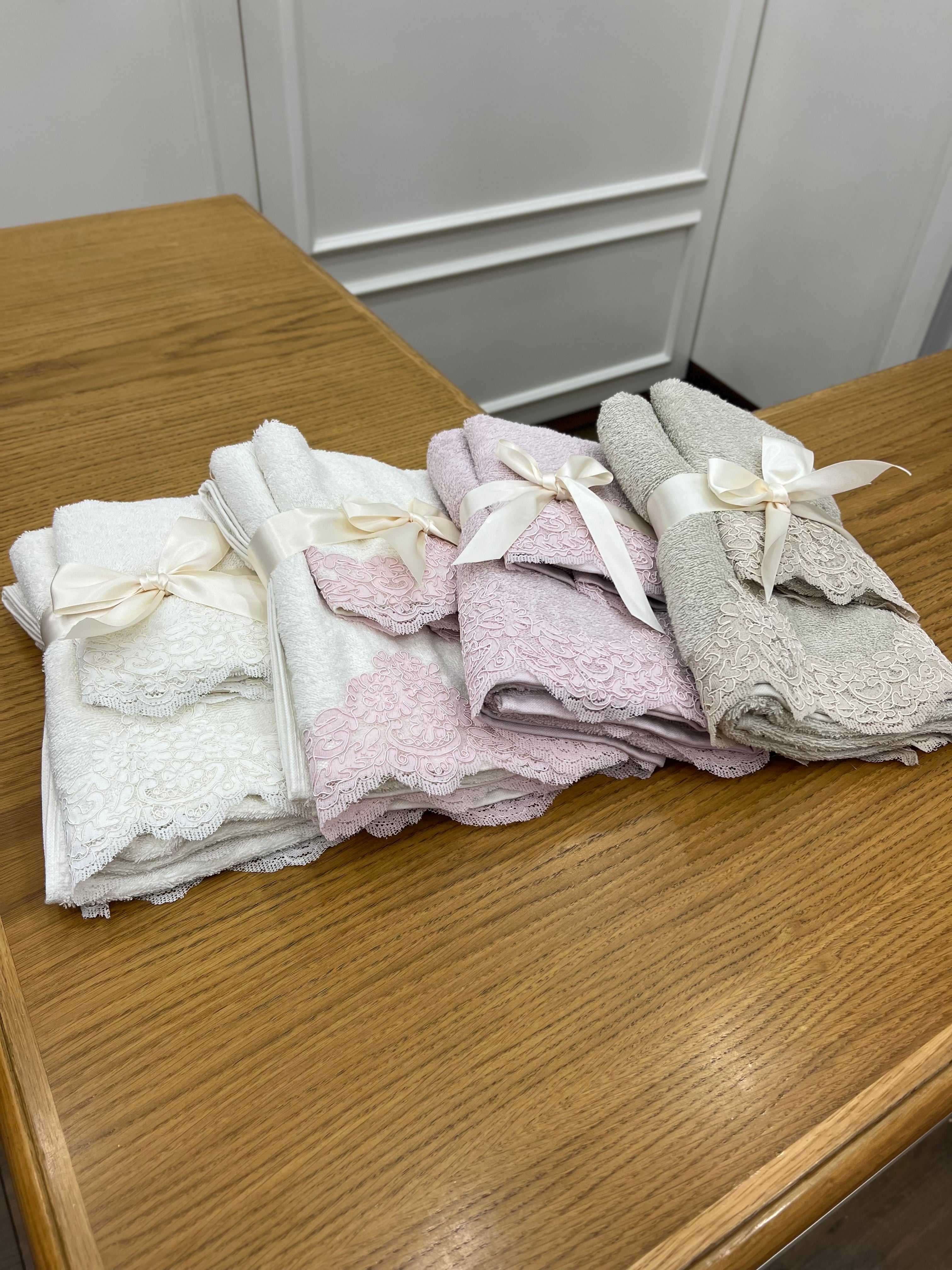 Coppia asciugamani con pizzo rebrodè