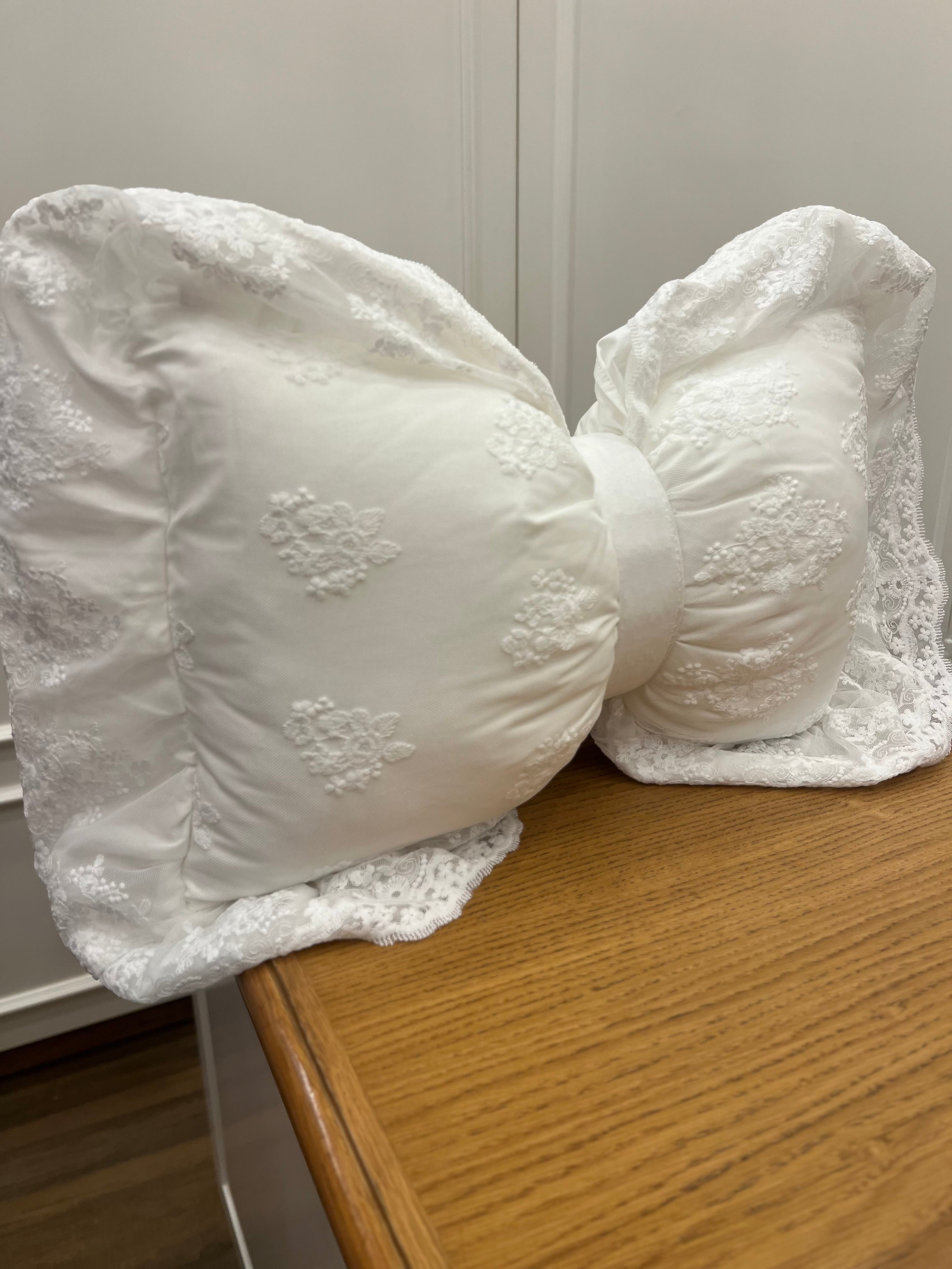 Cuscino a fiocco con pizzo