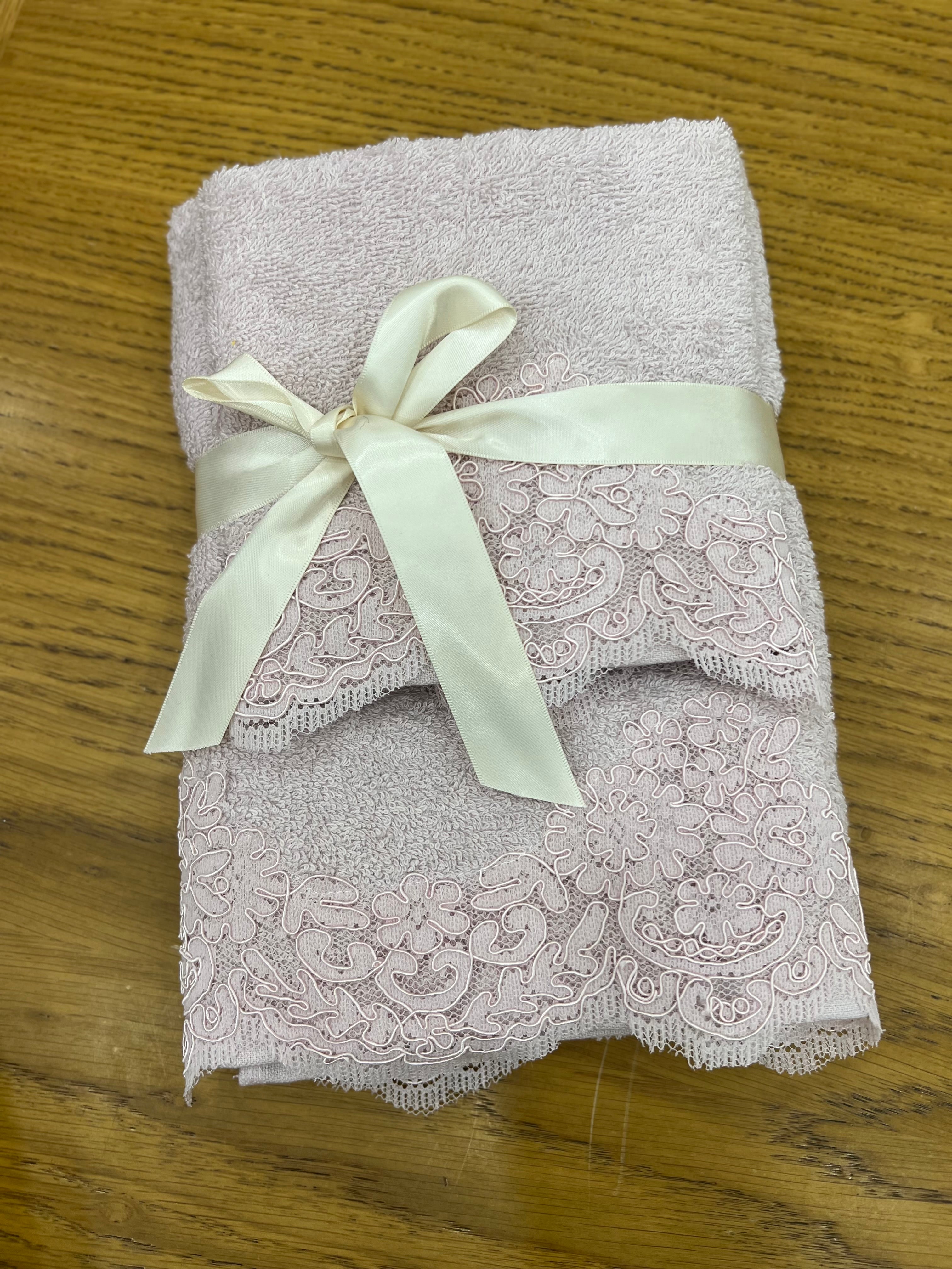 Coppia asciugamani con pizzo rebrodè