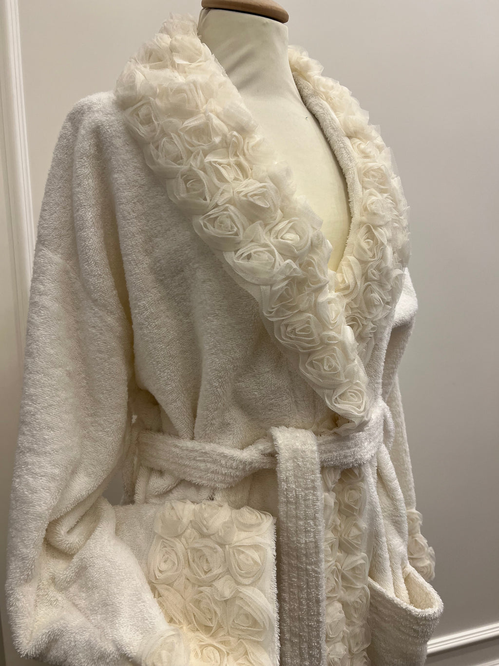 Accappatoio con collo sciallato ricamato