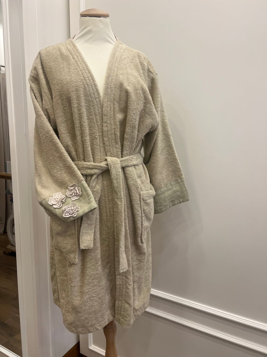 Accappatoio corto donna con fiori e lino